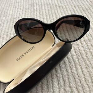 Louis Vuitton Elegant Black Sunglasses